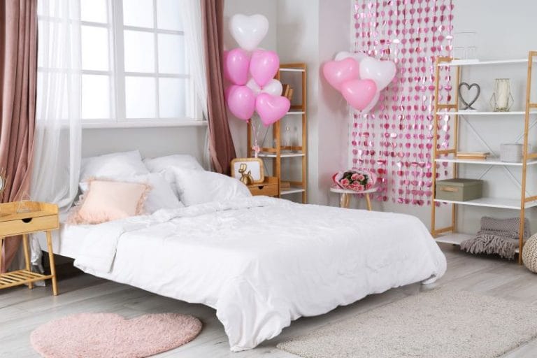camera decorata in modo romantico