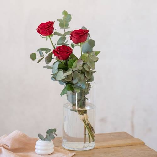 Mazzo di tre rose rosse