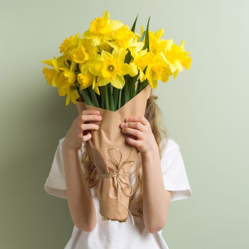 Ragazza che tiene un mazzo di narcisi